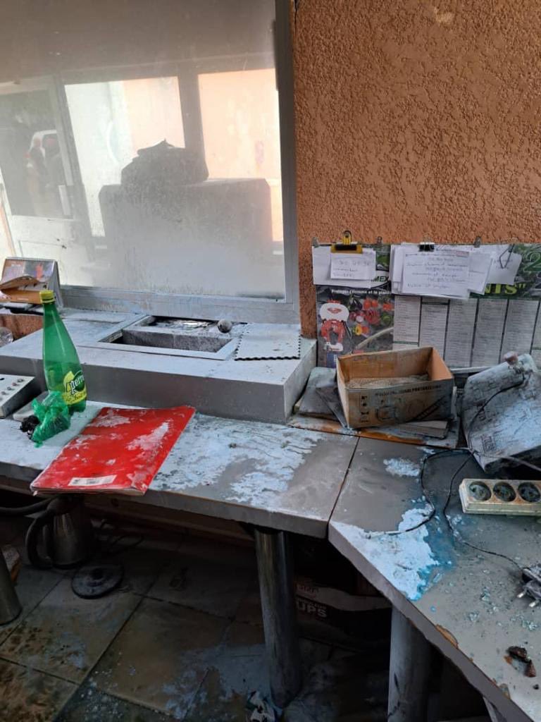 lsiafrica's tweet photo. 🚨#Niger : quelques images des destructions au sein de l’ambassade de France à Niamey. Les vitres blindés ont été cassés et des bouteilles d’essence ont atterri dans l’ambassade. #Bazoum #NigerCoup https://t.co/kV0ZgfUw3q