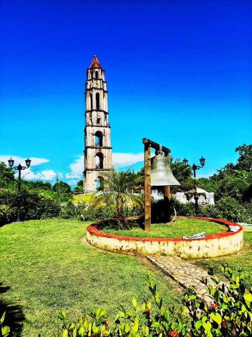 📜🌿 Descubre el legado histórico de Manaca Iznaga en Cuba 🏰🇨🇺 Explora sus antiguas construcciones y aprende sobre la vida en las plantaciones azucareras del pasado. Un recorrido fascinante que te permitirá conectarte con la herencia cultural de la isla caribeña. 🌺🌴
