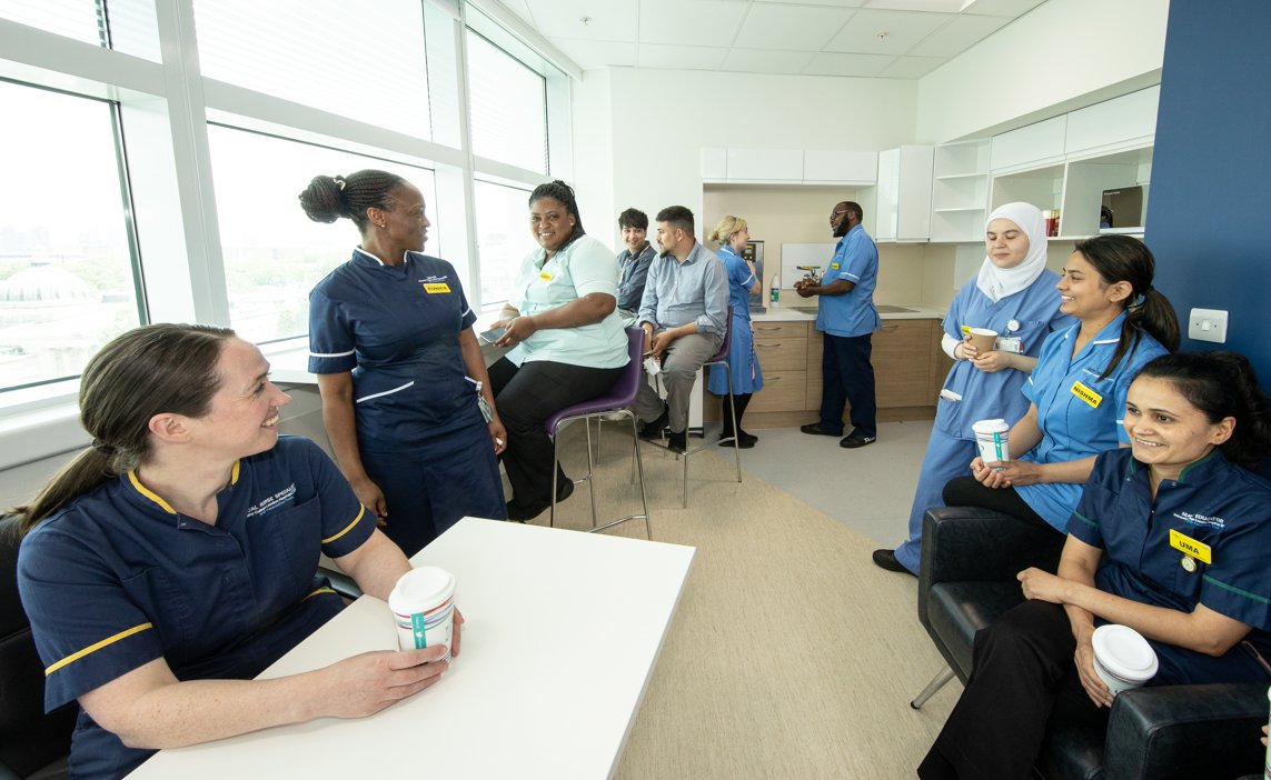 We'd like to thank <a href="/derwentlondon/">Derwent London</a> for their generous #donation, which went towards a new @UCLH staff room, creating a rest space for the T7 surgical team.

Thank you for recognising the team's #wellbeing and providing them a comfortable space.

Read more: buff.ly/457pVe1