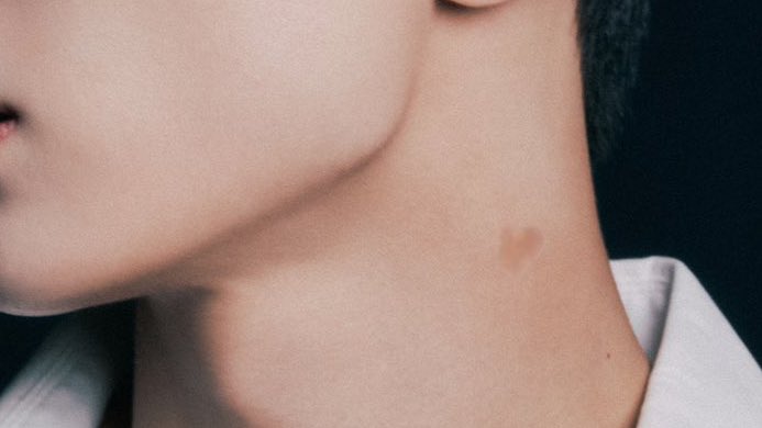 pjs_thinker's tweet photo. jay and his birthmark https://t.co/hj9QvKg4n6