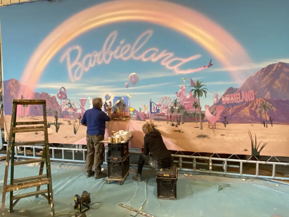 nornduekindakid's tweet photo. ไปอ่านสัมโปรดักชั่นดีไซเนอร์ของ #Barbie มา ชอบที่ Sarah Greenwood บอกว่าบ้านบาร์บี้ไม่จำเป็นต้องมีผนังเพราะมันคือโลกที่สมบูรณ์แบบของบาร์บี้ ที่ไม่ต้องมีใครรู้สึกละอาย (ไม่ว่าอาชีพจะเป็นอะไร ชอบอะไร) และถึงจะเป็นของเล่น แต่คอนเซปของการสร้างฉากคือการทำให้ทุกอย่างดูสมจริง https://t.co/aPSY23htIk