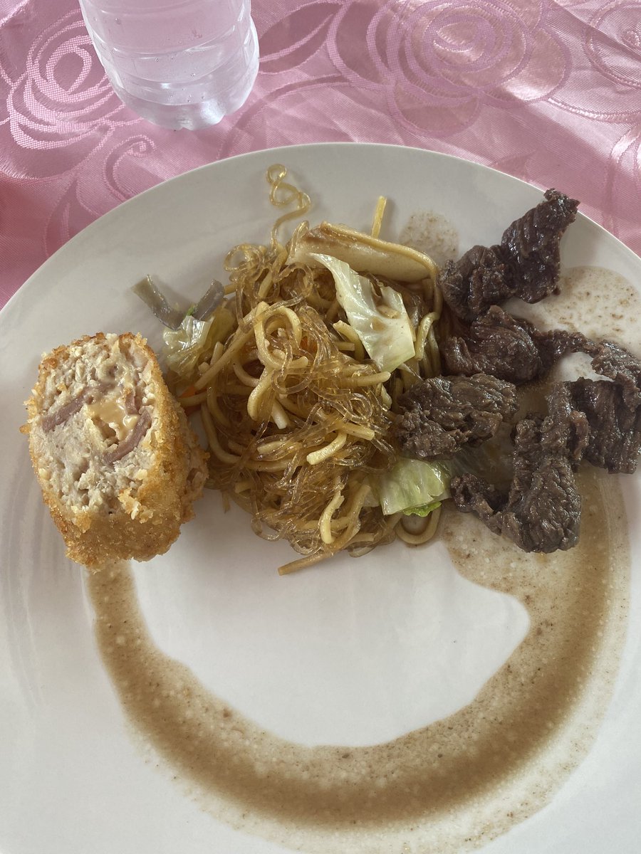 nizaliakim's tweet photo. Eat! Eat! Eat!
#pageantdays https://t.co/KXK7Q3WcaN