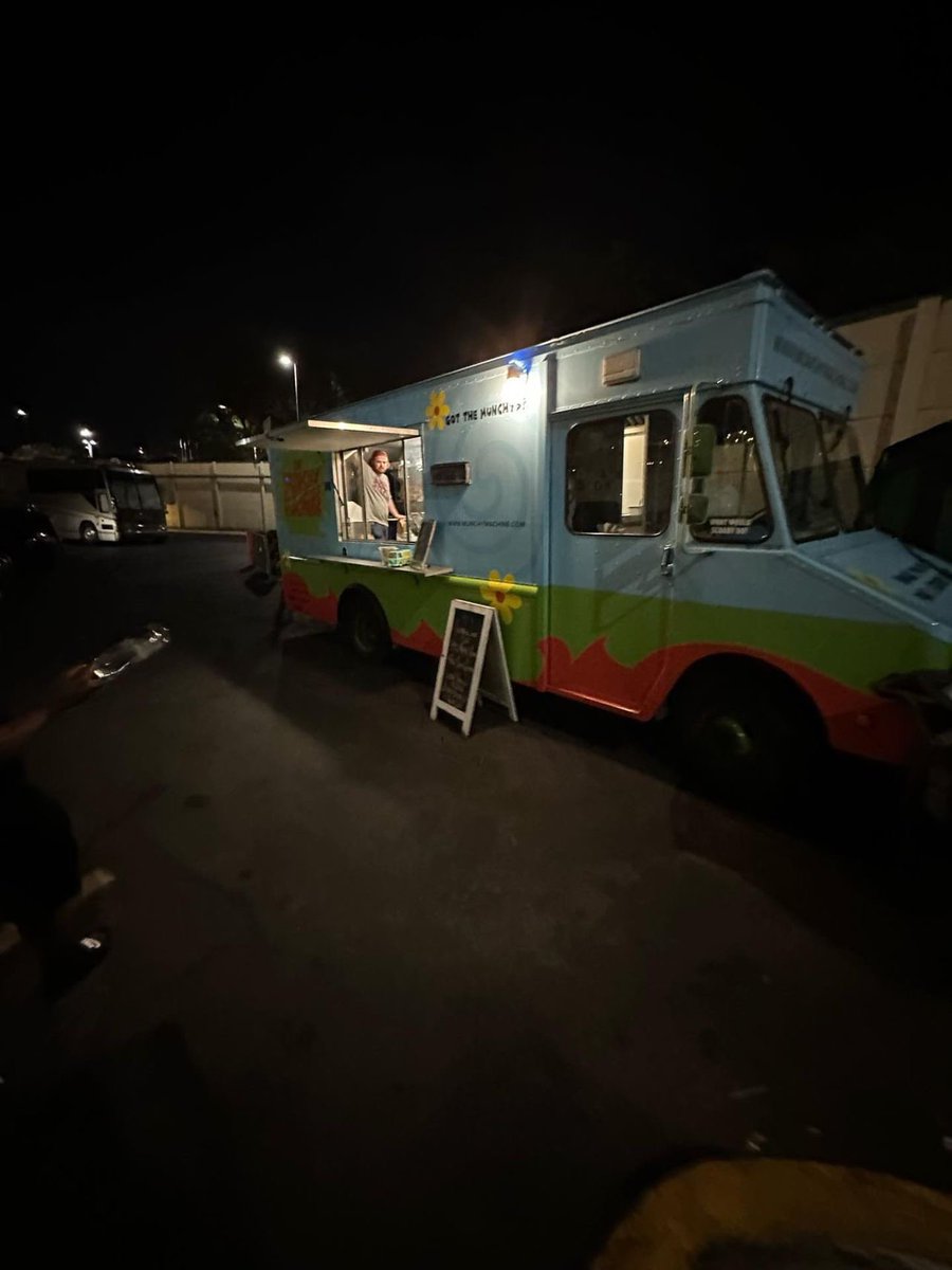 Damn this fuccin food truck smacced.