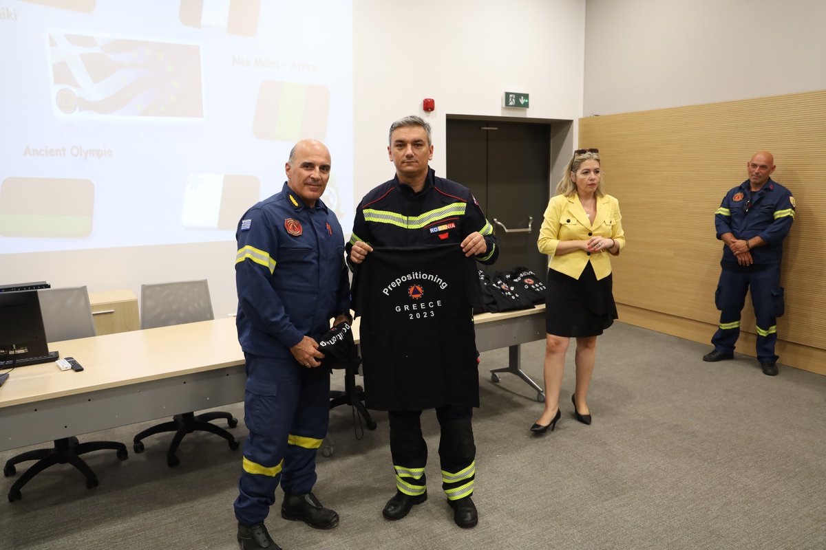 CivPro_GR's tweet photo. 🇪🇺UCPM pre-positioning program 📍🇬🇷

Today in a joint ceremony #Greece said:

🔸 Thank You & Goodbye to Romanian firefighters for their excellent cooperation & strong support against #wildfires - Mulţumesc 🇷🇴

🔸 Welcome to French firefighters who continue showing their #solidarity in action in all possible ways #forestfires - Merci 🇫🇷

🇬🇷🤝🇷🇴🇫🇷🇪🇺 #EUCivPro