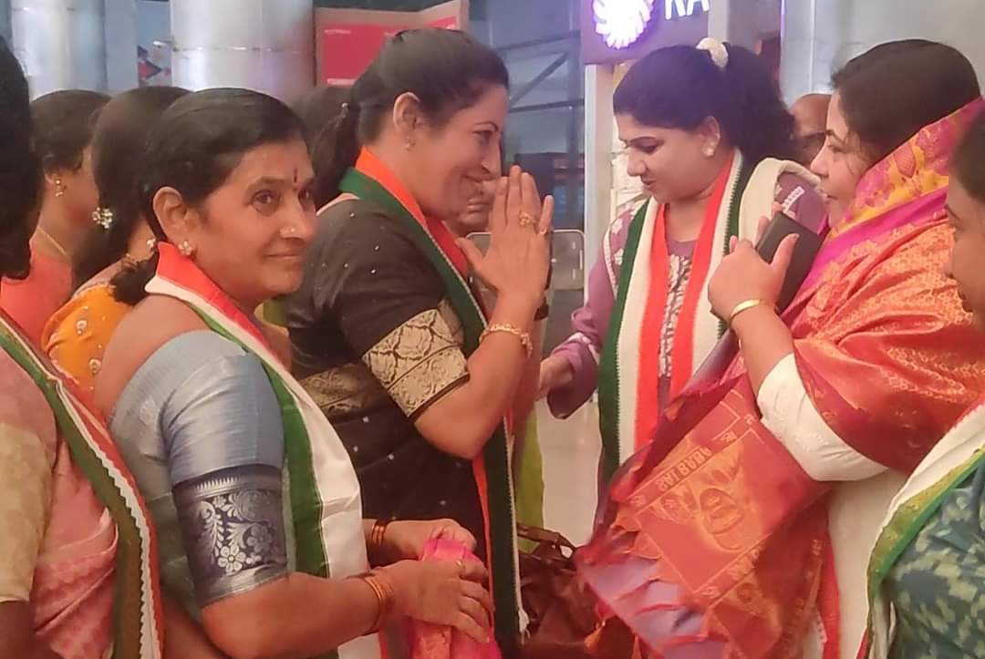 KataSudha's tweet photo. Sangareddy District Mahila Congress President Kata Sudha Srinivas Goud welcomed AICC National Mahila President @dnetta at Hyderabad Airport along with Telangana State Congress mahila President @SunithaRao_M 
@Manikrao_INC @revanth_anumula @manickamtagore https://t.co/mGWD4zAX24