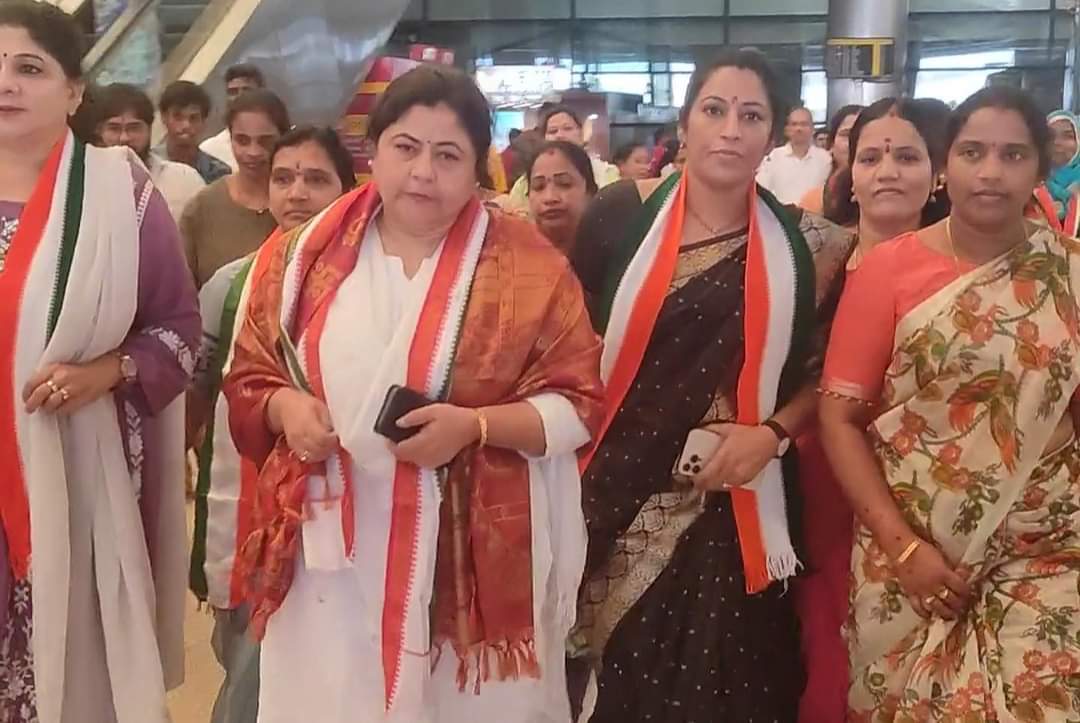KataSudha's tweet photo. Sangareddy District Mahila Congress President Kata Sudha Srinivas Goud welcomed AICC National Mahila President @dnetta at Hyderabad Airport along with Telangana State Congress mahila President @SunithaRao_M 
@Manikrao_INC @revanth_anumula @manickamtagore https://t.co/mGWD4zAX24