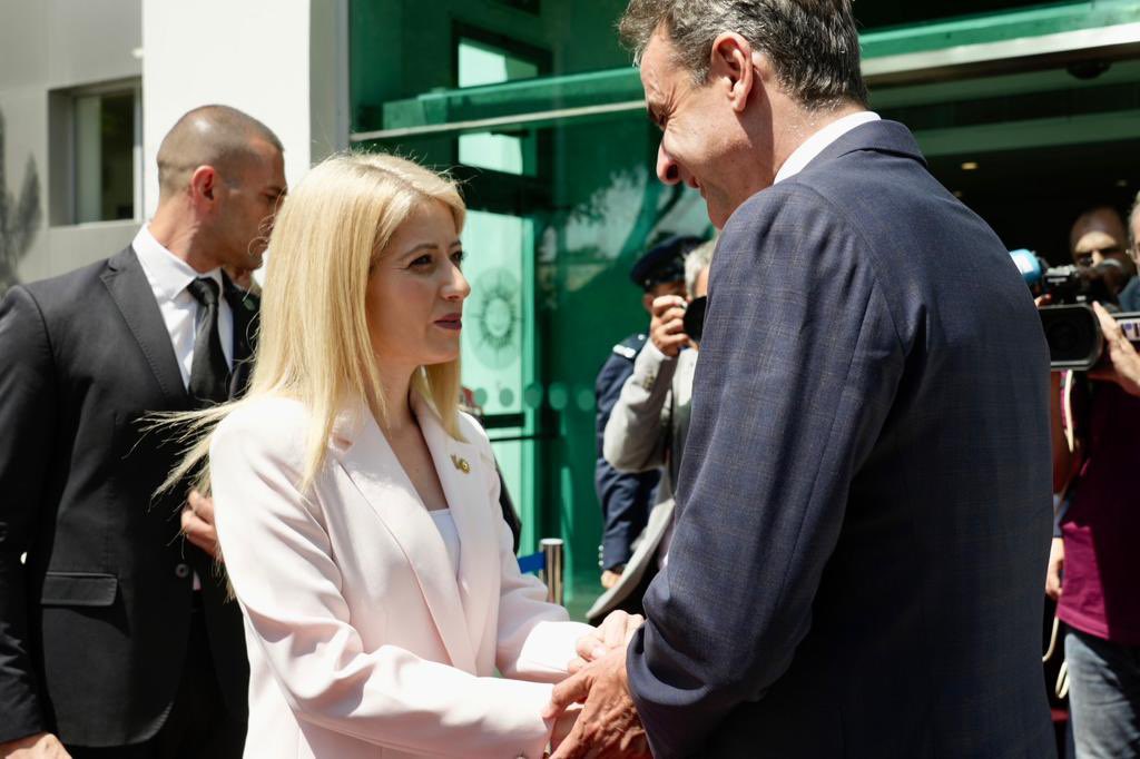 AnnitaDemetriou's tweet photo. Συνάντηση με τον Έλληνα πρωθυπουργό στη Βουλή των Αντιπροσώπων.

Την παρούσα κατάσταση στο κυπριακό και τις πρωτοβουλίες που θα πρέπει από κοινού 🇨🇾🇬🇷 ν' αναληφθούν προκειμένου να δημιουργηθούν οι συνθήκες για επανέναρξη ενός ουσιαστικού διαλόγου, στη βάση του συμφωνημένου πλαισίου λύσης του ΟΗΕ, συζητήσαμε με τον φίλο πρωθυπουργό της Ελλάδας @kmitsotakis .

Επιβεβαιώσαμε την πλήρη ταύτιση απόψεων στην αντιμετώπιση των κοινών προκλήσεων και των τουρκικών μεθοδεύσεων και ενημερώσαμε για πρωτοβουλίες στο πλαίσιο της κοινοβουλευτικής διπλωματίας.

Ευχαριστήσαμε δε τον πρωθυπουργό για τη σταθερή και διαχρονική στήριξη της Ελλάδας, ενώ τη συζήτηση αναμένεται να συνεχίσουμε την Τετάρτη στην Αθήνα.

Παράλληλα εκφράσαμε τη λύπη μας για όσους ανθρώπους έχασαν την ζωή τους εξαιτίας της πύρινης λαίλαπας, καθώς και την αμέριστη συμπαράσταση μας στον δοκιμαζόμενο ελληνικό λαό.