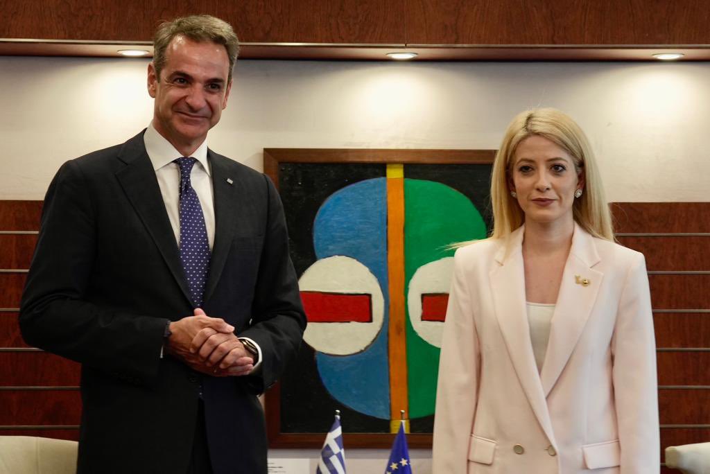 AnnitaDemetriou's tweet photo. Συνάντηση με τον Έλληνα πρωθυπουργό στη Βουλή των Αντιπροσώπων.

Την παρούσα κατάσταση στο κυπριακό και τις πρωτοβουλίες που θα πρέπει από κοινού 🇨🇾🇬🇷 ν' αναληφθούν προκειμένου να δημιουργηθούν οι συνθήκες για επανέναρξη ενός ουσιαστικού διαλόγου, στη βάση του συμφωνημένου πλαισίου λύσης του ΟΗΕ, συζητήσαμε με τον φίλο πρωθυπουργό της Ελλάδας @kmitsotakis .

Επιβεβαιώσαμε την πλήρη ταύτιση απόψεων στην αντιμετώπιση των κοινών προκλήσεων και των τουρκικών μεθοδεύσεων και ενημερώσαμε για πρωτοβουλίες στο πλαίσιο της κοινοβουλευτικής διπλωματίας.

Ευχαριστήσαμε δε τον πρωθυπουργό για τη σταθερή και διαχρονική στήριξη της Ελλάδας, ενώ τη συζήτηση αναμένεται να συνεχίσουμε την Τετάρτη στην Αθήνα.

Παράλληλα εκφράσαμε τη λύπη μας για όσους ανθρώπους έχασαν την ζωή τους εξαιτίας της πύρινης λαίλαπας, καθώς και την αμέριστη συμπαράσταση μας στον δοκιμαζόμενο ελληνικό λαό.