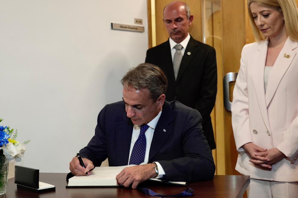 AnnitaDemetriou's tweet photo. Συνάντηση με τον Έλληνα πρωθυπουργό στη Βουλή των Αντιπροσώπων.

Την παρούσα κατάσταση στο κυπριακό και τις πρωτοβουλίες που θα πρέπει από κοινού 🇨🇾🇬🇷 ν' αναληφθούν προκειμένου να δημιουργηθούν οι συνθήκες για επανέναρξη ενός ουσιαστικού διαλόγου, στη βάση του συμφωνημένου πλαισίου λύσης του ΟΗΕ, συζητήσαμε με τον φίλο πρωθυπουργό της Ελλάδας @kmitsotakis .

Επιβεβαιώσαμε την πλήρη ταύτιση απόψεων στην αντιμετώπιση των κοινών προκλήσεων και των τουρκικών μεθοδεύσεων και ενημερώσαμε για πρωτοβουλίες στο πλαίσιο της κοινοβουλευτικής διπλωματίας.

Ευχαριστήσαμε δε τον πρωθυπουργό για τη σταθερή και διαχρονική στήριξη της Ελλάδας, ενώ τη συζήτηση αναμένεται να συνεχίσουμε την Τετάρτη στην Αθήνα.

Παράλληλα εκφράσαμε τη λύπη μας για όσους ανθρώπους έχασαν την ζωή τους εξαιτίας της πύρινης λαίλαπας, καθώς και την αμέριστη συμπαράσταση μας στον δοκιμαζόμενο ελληνικό λαό.