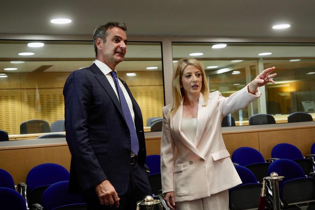 AnnitaDemetriou's tweet photo. Συνάντηση με τον Έλληνα πρωθυπουργό στη Βουλή των Αντιπροσώπων.

Την παρούσα κατάσταση στο κυπριακό και τις πρωτοβουλίες που θα πρέπει από κοινού 🇨🇾🇬🇷 ν' αναληφθούν προκειμένου να δημιουργηθούν οι συνθήκες για επανέναρξη ενός ουσιαστικού διαλόγου, στη βάση του συμφωνημένου πλαισίου λύσης του ΟΗΕ, συζητήσαμε με τον φίλο πρωθυπουργό της Ελλάδας @kmitsotakis .

Επιβεβαιώσαμε την πλήρη ταύτιση απόψεων στην αντιμετώπιση των κοινών προκλήσεων και των τουρκικών μεθοδεύσεων και ενημερώσαμε για πρωτοβουλίες στο πλαίσιο της κοινοβουλευτικής διπλωματίας.

Ευχαριστήσαμε δε τον πρωθυπουργό για τη σταθερή και διαχρονική στήριξη της Ελλάδας, ενώ τη συζήτηση αναμένεται να συνεχίσουμε την Τετάρτη στην Αθήνα.

Παράλληλα εκφράσαμε τη λύπη μας για όσους ανθρώπους έχασαν την ζωή τους εξαιτίας της πύρινης λαίλαπας, καθώς και την αμέριστη συμπαράσταση μας στον δοκιμαζόμενο ελληνικό λαό.