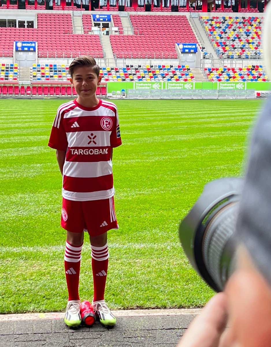 f95's tweet photo. 📸 NLZ-MediaDay 📸
Für die jüngsten Fortunen stehen heute gesammelt die Teamfotos und Einzelaufnahmen an 🤩

#f95 | 🔴⚪️ https://t.co/2W9D9zSFpj