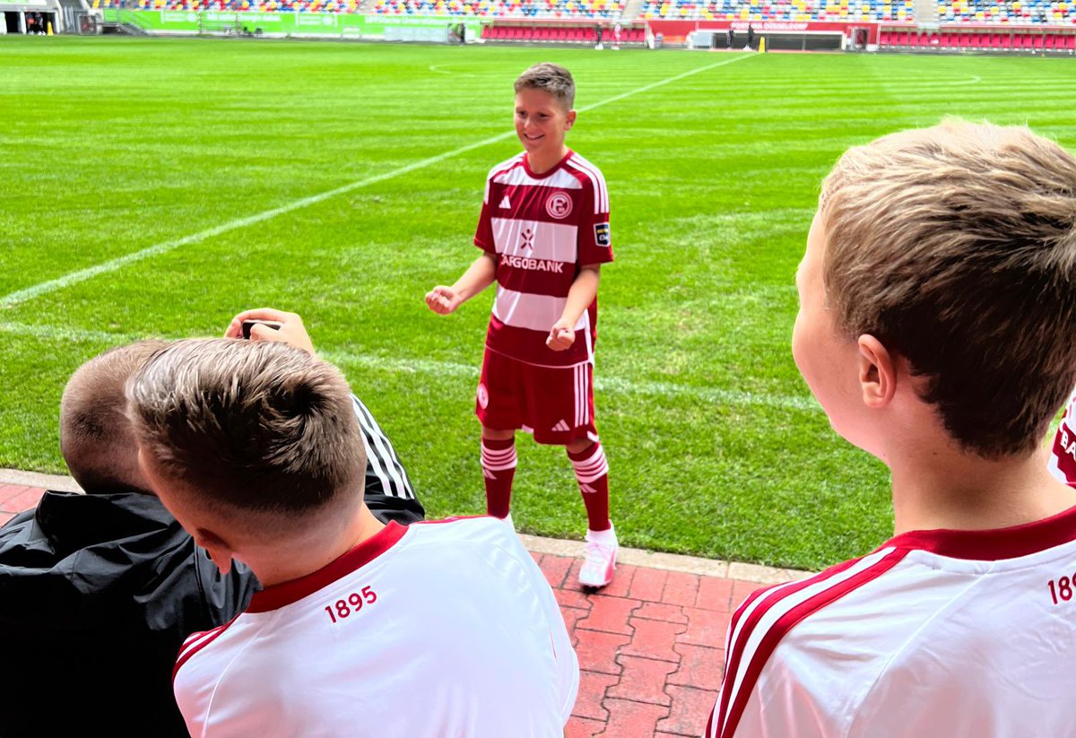 f95's tweet photo. 📸 NLZ-MediaDay 📸
Für die jüngsten Fortunen stehen heute gesammelt die Teamfotos und Einzelaufnahmen an 🤩

#f95 | 🔴⚪️ https://t.co/2W9D9zSFpj