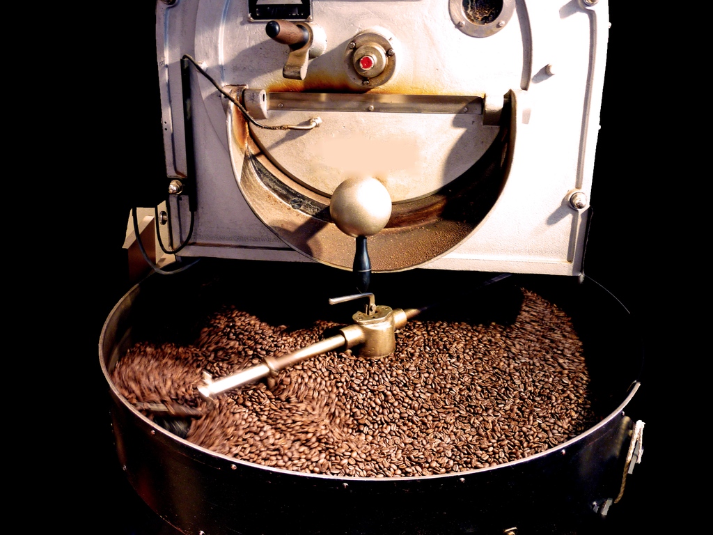 Sunshine on my roaster makes me happy. Happy Monday to all you roasters out there in #roasterland!

#roasting #roasterlife #coffeeroasting #coffeeculture