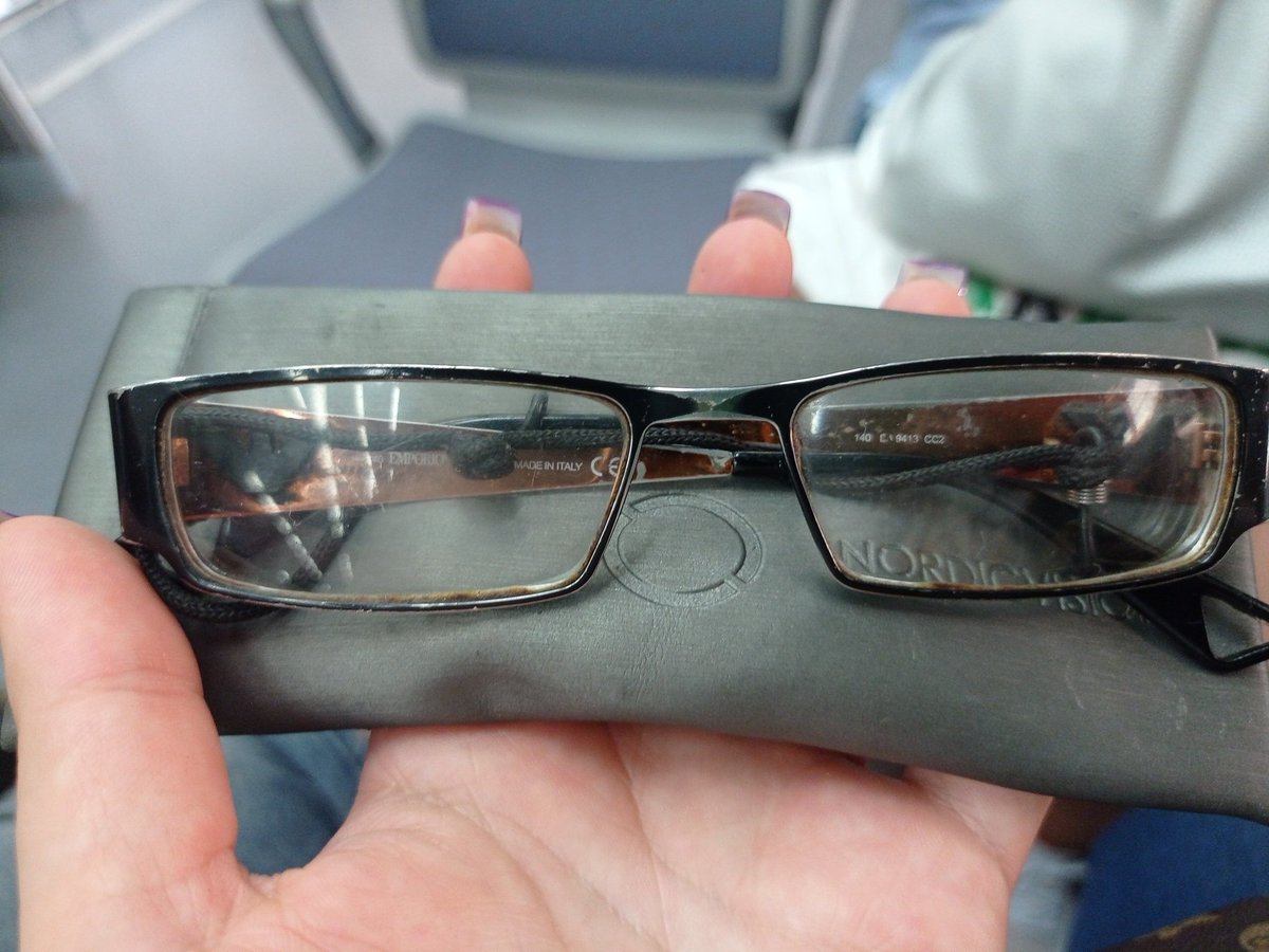 sofi_fifi18's tweet photo. Me he encontrado esto en el tren de Aranjuez.
#renfe #aranjuez #c3
Me imagino que será importante, no creo que aparezca el dueño, pero por intentarlo
Gafas perdidas!!! https://t.co/Dk6QYWnHYz