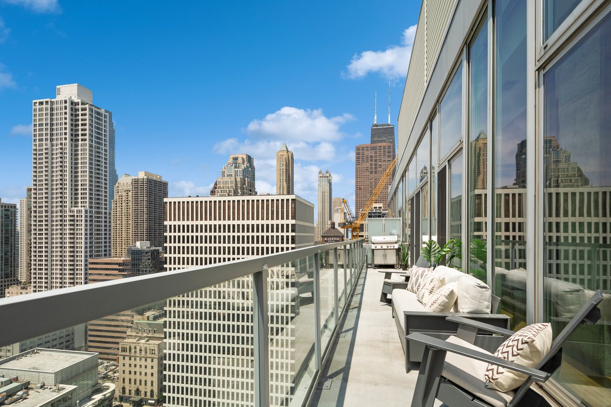 properties's tweet photo. Experience urban luxury in the heart of Streeterville 🏙️✨  #StopLookingStartFinding
----
550 N Saint Clair Street #2602 | Chicago, Illinois 60611
Listed by Jeanine McShea &amp; Erin McShea
Offered for $1,875,000
#PenthouseLiving #CityViews #LuxuryLifestyle https://t.co/i5Vwo1gD9x