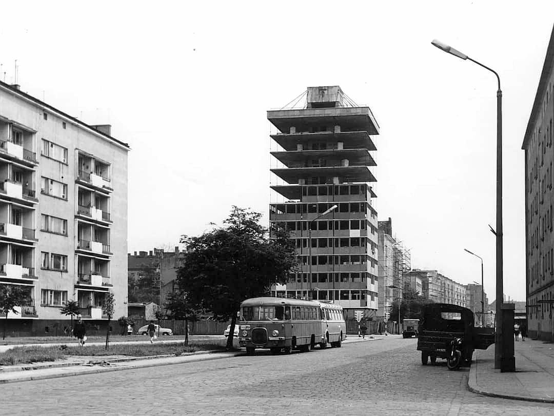 Lata 1965-1967, trwa budowa unikalnego na skalę światową eksperymentalnego wieżowca tzw. 'Trzonolinowca' z piętrami zawieszonymi na linach. Na 11 piętrach powstały 44 mieszkania które były naszpikowane ówczesnymi nowinkami technicznymi, w tym ogrzewaniem podłogowym. Budynek…