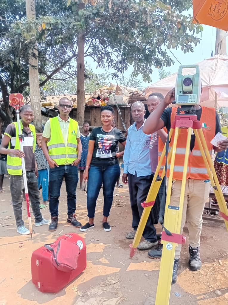 EjoHezaFM's tweet photo. Les Experts du Ministère des Infrastructures viennent d'entamer le travail des levées topographiques dans le quartier #SOCARTI à #Bujumbura, qui va abriter les nouveaux logements en hauteur.
@NtareHouse,
@BurundiGov,
@ObuhaOffice,
@Capt_Dukundane https://t.co/CKxS30iyyK