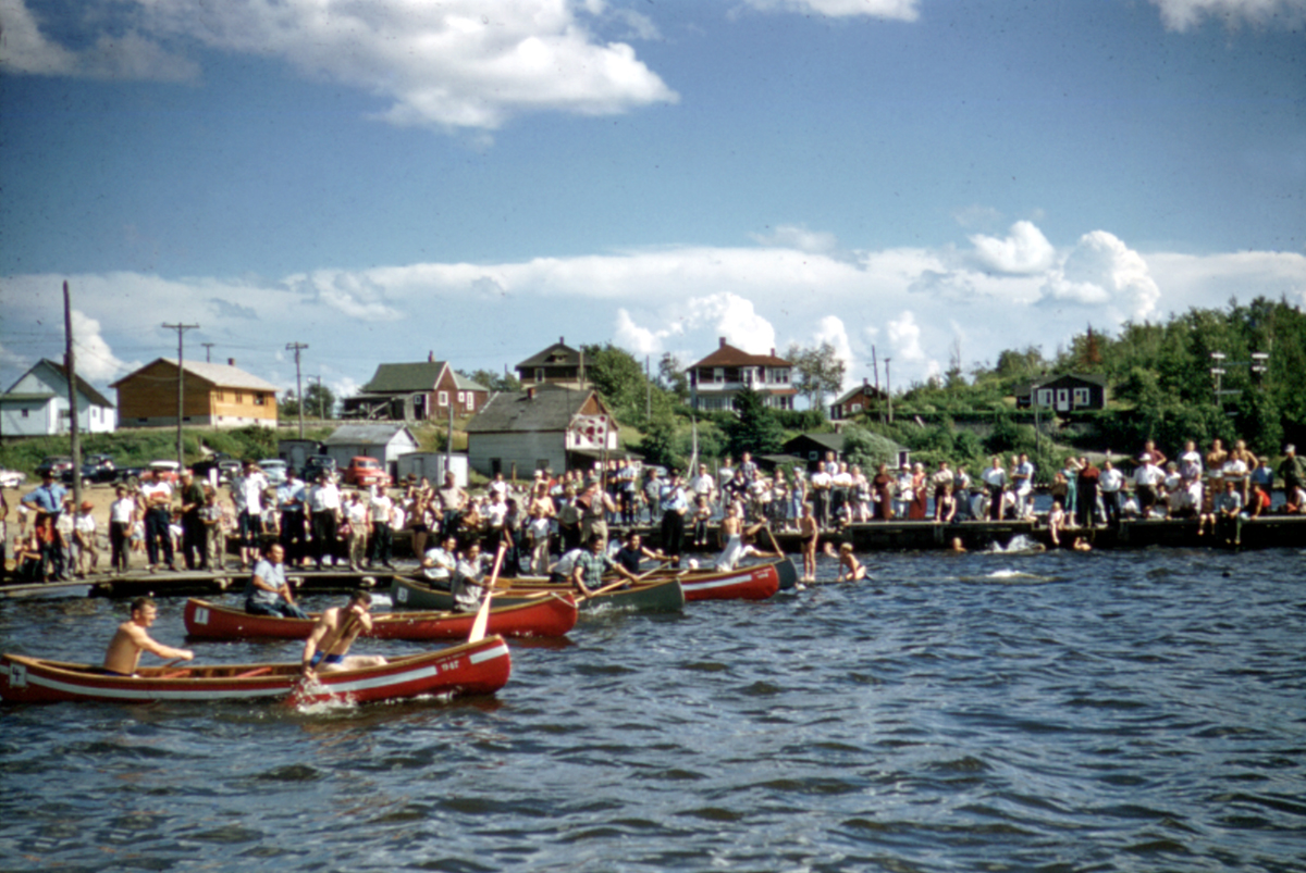 ArchivesON's tweet image. Irez-vous sur l'eau durant ce long week-end? Cette photo prise par John Macfie vers 1953 de canots durant une régate à Sioux Lookout constitue une excellente motivation pour pagayer ou pour se baigner! #histoireontario #photographie #siouxlookout #photo #régate #canots