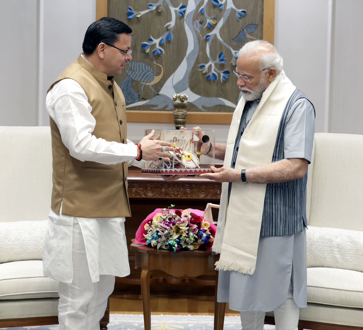 pushkardhami's tweet photo. अपनी दृढ़ इच्छा शक्ति से जल, थल और नभ में भारत के सामर्थ्य का परचम लहराने वाले सशक्त और शक्तिशाली भारत के शिल्पकार, विश्वपटल पर भारतीय संस्कृति और परम्पराओं के संवाहक, जन-जन के दिल में बसे भारत के यशस्वी प्रधानमंत्री आदरणीय श्री @narendramodi जी से आज नई दिल्ली में भेंट की। https://t.co/AUyJn1vhqt