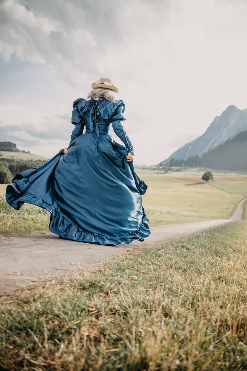 A bit proud of my selfmade Sophie Hatter Cosplay 🥹 
Ibneed a howl 🩷 
#sophie #howlsmovingcastle #Ghibli #sophiehatter #cosplay #selfmade