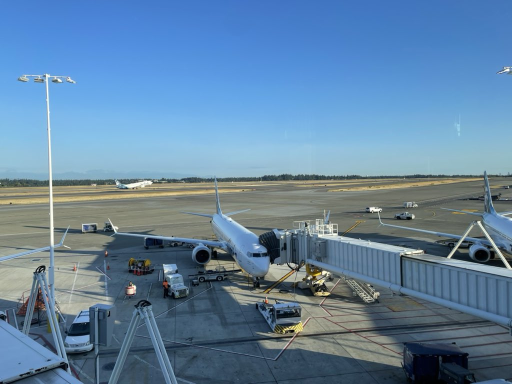 shakirakelly's tweet photo. In my happy place. Really should have been a pilot. #Seatac #FlyAlaska https://t.co/KJBAu7QKWP