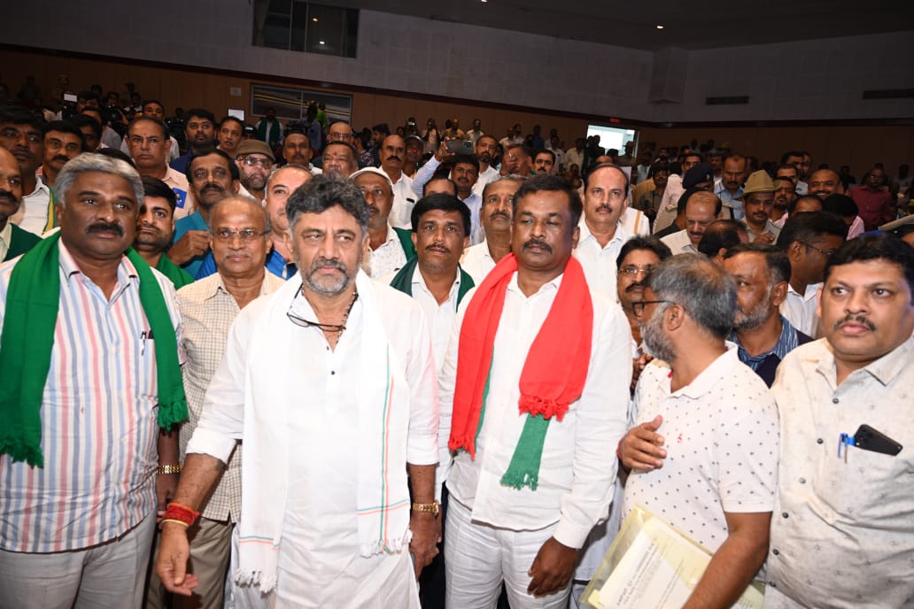 Bangalore Development Authority (@bdacommissioner) on Twitter photo ಪೆರಿಫೆರಲ್ ರಿಂಗ್ ರಸ್ತೆ ಯೋಜನೆಯ ರೈತರು / ಭೂಮಾಲೀಕರೊಡನೆ ಉಪಮುಖ್ಯಮಂತ್ರಿಗಳ ಸಭೆ
ಬೆಂಗಳೂರು ಅಭಿವೃದ್ಧಿ ಪ್ರಾಧಿಕಾರದ ವತಿಯಿಂದ ಪೆರಿಫೆರಲ್ ರಿಂಗ್ ರಸ್ತೆ (ಹೊರವಲಯ ವರ್ತುಲ ರಸ್ತೆ) ಯೋಜನೆಯ ಭೂಸ್ವಾಧೀನಕ್ಕೆ ಸಂಬಂಧಿಸಿದಂತೆ ಮಾನ್ಯ ಉಪ ಮುಖ್ಯಮಂತ್ರಿಗಳು ಹಾಗೂ ಬೆಂಗಳೂರು ನಗರಾಭಿವೃದ್ಧಿ ಸಚಿವರಾದ ಶ್ರೀ <a href="/DKShivakumar/">DK Shivakumar</a> ಅವರು ಇಂದು ಪೆರಿಫೆರಲ್ ರಿಂಗ್ ರಸ್ತೆ ಯೋಜನೆಯ ರೈತರು / ಭೂಮಾಲೀಕರೊಡನೆ ಉಪಮುಖ್ಯಮಂತ್ರಿಗಳ ಸಭೆ
ಬೆಂಗಳೂರು ಅಭಿವೃದ್ಧಿ ಪ್ರಾಧಿಕಾರದ ವತಿಯಿಂದ ಪೆರಿಫೆರಲ್ ರಿಂಗ್ ರಸ್ತೆ (ಹೊರವಲಯ ವರ್ತುಲ ರಸ್ತೆ) ಯೋಜನೆಯ ಭೂಸ್ವಾಧೀನಕ್ಕೆ ಸಂಬಂಧಿಸಿದಂತೆ ಮಾನ್ಯ ಉಪ ಮುಖ್ಯಮಂತ್ರಿಗಳು ಹಾಗೂ ಬೆಂಗಳೂರು ನಗರಾಭಿವೃದ್ಧಿ ಸಚಿವರಾದ ಶ್ರೀ <a href="/DKShivakumar/">DK Shivakumar</a> ಅವರು ಇಂದು