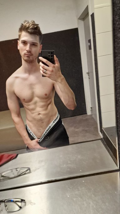Work in progress 😇 I find myself almost sexy on this picture https://t.co/C8SA21g5dd<a href="/tag/maqueue"class="tags"><span>#maqueue</span></a>