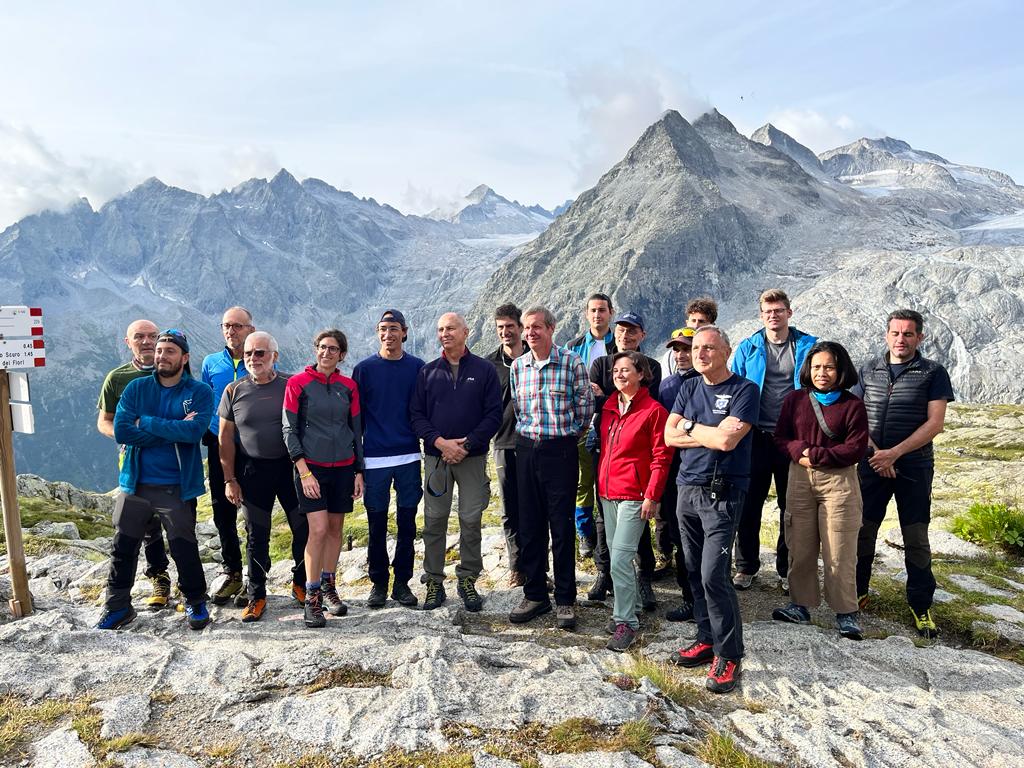 loscarponecai's tweet photo. #ClimbingForClimate: sui #ghiacciai del gruppo dell'#Adamello per aggiornare il monitoraggio dell’avanzamento della fusione e lanciare un appello per potenziare il contrasto alla crisi climatica, alla crisi ecologica e alla perdita di biodiversità.
👉 https://t.co/MzLqf7xXaM https://t.co/caEfLBzzRn