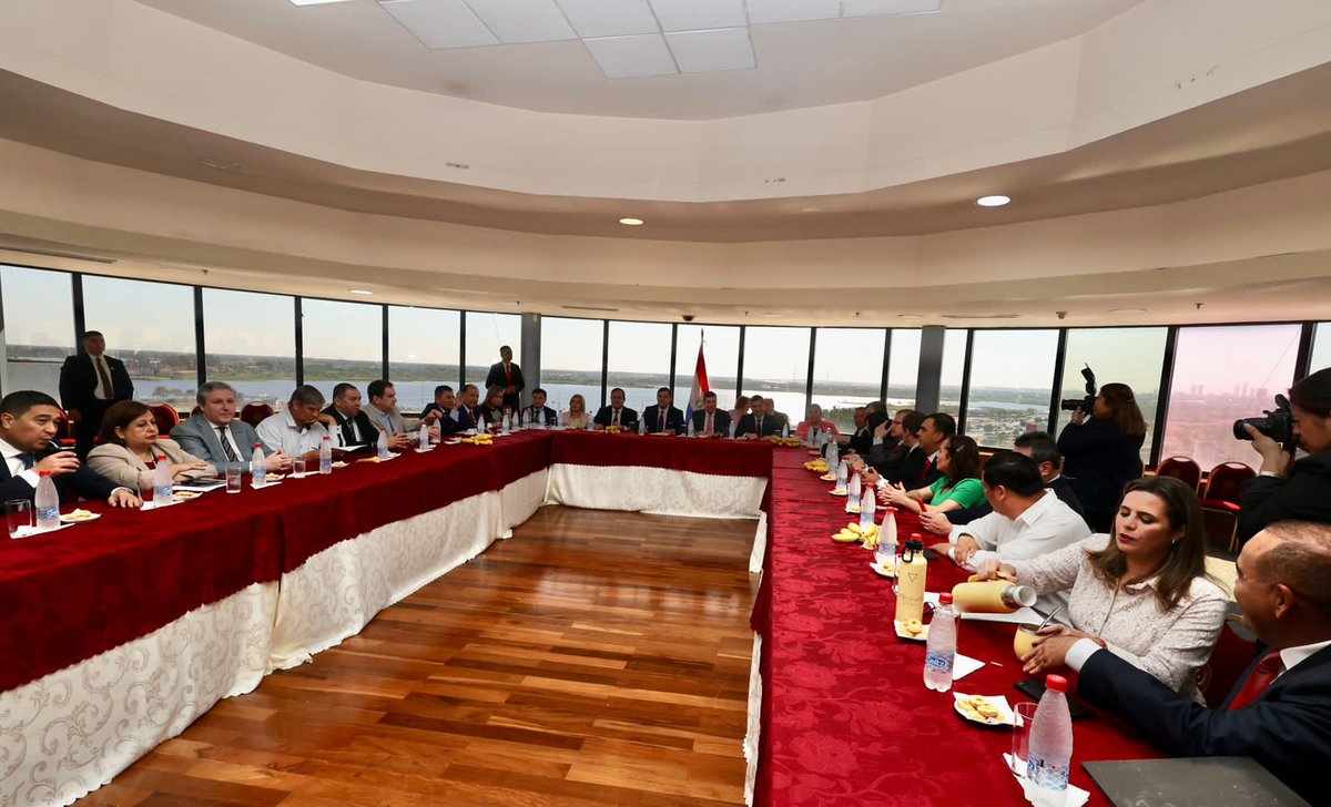 Con el presidente electo  <a href="/SantiPenap/">Santiago Peña</a> visitamos hoy a integrantes de la mesa directiva de la Cámara de Senadores,  con quienes dialogamos sobre los principales proyectos y reformas que queremos impulsar para el mayor desarrollo de nuestro país y en beneficio del pueblo. 🇵🇾