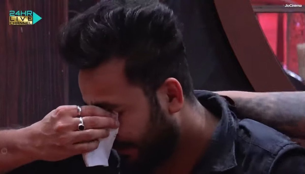 BiggBoss_Tak's tweet photo. Elvish Yadav, with a heart full of emotions, patiently awaits his mother's presence. In this touching moment, Pooja ji comes to offer her heartfelt support and comfort. ❤️ https://t.co/0X5ubflNVQ