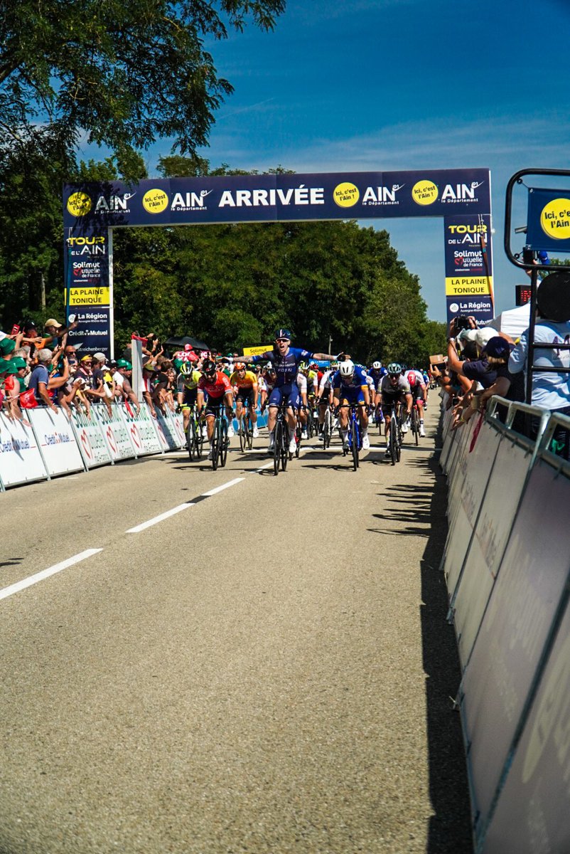 💥Sprint Massif

Comme l’an passé, le britannique Jake Stewart (<a href="/GroupamaFDJ/">Équipe Cycliste Groupama-FDJ</a>) remporte la 1ère étape et endosse le maillot de leader <a href="/SolimutMutuelle/">Solimut Mutuelle</a> ! 🏆

#TourdelAin | #TDA | #TDA2023 | #ICICESTLAIN