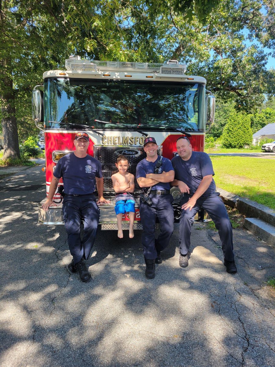 ChelmsfordFb's tweet photo. When word got out that a young child in town wasn’t going to have as many guests attend his birthday party as they’d hoped, those who could sprung into action! Athletes from the football &amp; soccer team partnered up with CPD/CFD to give this youngster the best party they could. https://t.co/Lp188W2v10
