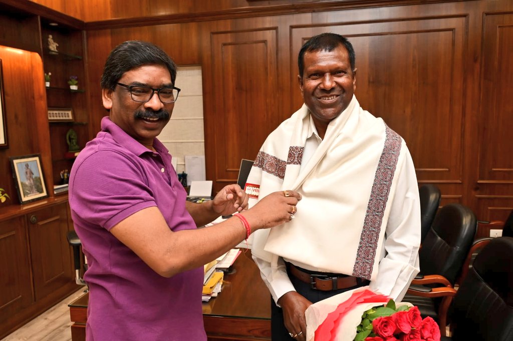 हेमंत सोरेन की सुरक्षा में कार्यरत विशेष शाखा के इंस्पेक्टर सुनील टोपनो को दी गई विदाई-Farewell given to Inspector Sunil Topno of Special Branch working under the protection of Hemant Soren