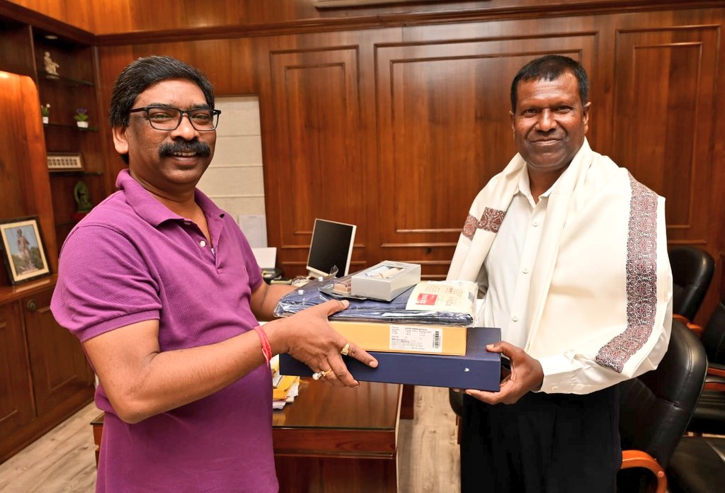 हेमंत सोरेन की सुरक्षा में कार्यरत विशेष शाखा के इंस्पेक्टर सुनील टोपनो को दी गई विदाई-Farewell given to Inspector Sunil Topno of Special Branch working under the protection of Hemant Soren