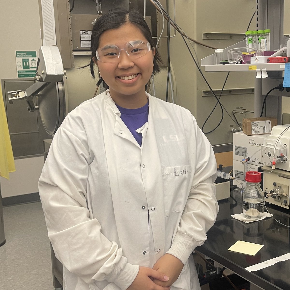 Today’s #StudentSpotlight is dedicated to Jennifer Ha (Texas A&amp;M BS 2025). Jennifer is working to decarbonize wastewater treatment by developing light-driven disinfection systems that avoid N2O emissions, a greenhouse gas that is 300 times worse than CO2.
#LSUResearch #NSFfunded