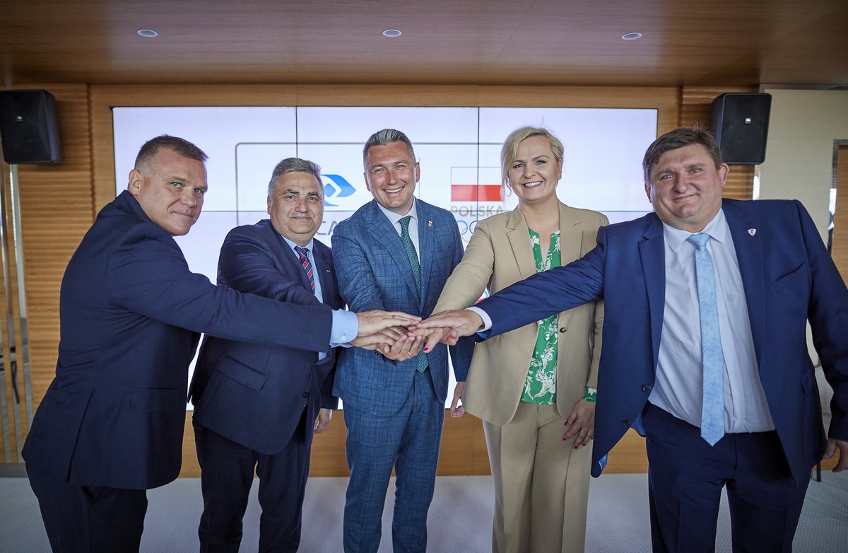 PKP CARGO dołącza do Rodziny Olimpijskiej, stając się równocześnie Sponsorem Strategicznym Polskiego Związku Judo    🇵🇱 Dzięki ogromnym staraniom Prezesa PKOl - Radosława Piesiewicza oraz jego zespołu, PKP CARGO będzie napędzać polski sport z siłą lokomotywy 🚂
#TeamPolska