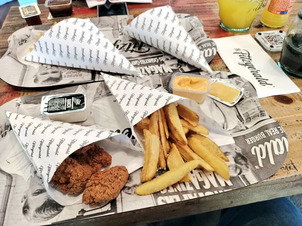 RikkiAresu's tweet photo. 🍟🧋🍔Que vicio tenemos con los nuggets y las patatas de #TheFitz ... Y lo que lo echaba de menos la nenuka! https://t.co/iQSNGZqe1o