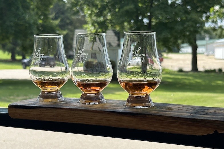 MikesRoadTrip's tweet photo. Just back from 3 epic days in Madison, WI! 🚲🛶🍷 From bourbon tastings to a comedy club, I did it all! Check out my journey in my latest article: 'Pedal, Paddle and Pour, Savoring Madison Wisconsin: https://t.co/DQB1ZuAqO7 #DestinationMadison #TravelWisconsin 👉 https://t.co/kInTjBfi8U