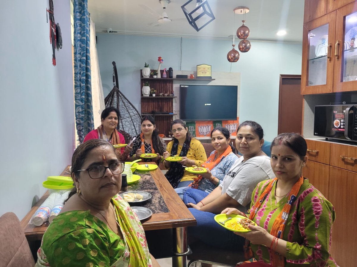 MamtaTewari7's tweet photo. प्रदेश अध्यक्षा आ० @geetashakyaUP जी के मार्गदर्शन एव क्षेत्रीय अध्यक्ष आ० @varshakaushik28 जी नेतृव मे जिला @Bjp4GbnagarUP में #बिसरखमण्डलमहिलामोर्चा
बहनों द्वारा "मोटा अनाज मास" के अंतर्गत "मिलेट्स बैठक" का आयोजन किया गया।
#MyFavouriteMillets
@BJP4UP @panditamonika https://t.co/cX3z7c7yeC