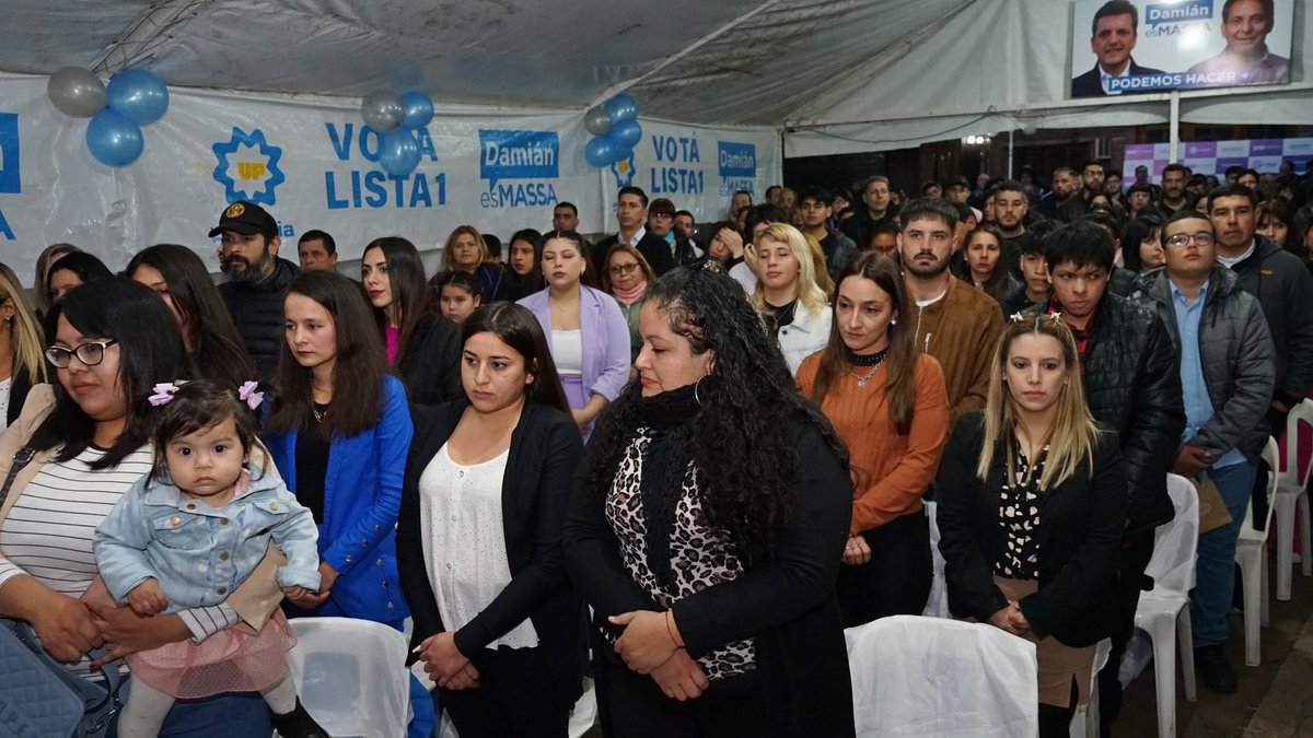 DamiContrerasOk's tweet photo. LA EDUCACIÓN COMO BANDERA ❤️💪🏽

• Se entregaron diplomas a los egresados y egresadas del Programa FinES del trayecto secundario que cursaron en el @PensarMoreno. 

Gracias Asociación Civil La Abanderada por invitarme a tan hermoso acto. 

Felicitaciones a cada uno de las y los estudiantes. Nos emocionamos junto a sus familias y amigos por este hermoso logro.