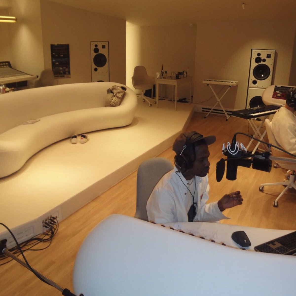 "Miraval Studios" Recording Studio in the South of France owned by Brad Pitt

This is where Travis Scott recorded his latest album "Utopia" 🎙️