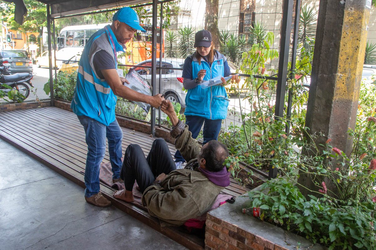 JavierRuizMed's tweet photo. Estuvimos en el Barrio Manrique Central 1 de la Comuna 4 llevando nuestra oferta institucional a la población habitante de calle, y sensibilizando a la población acerca de la importancia de no dar limosna. ¡La conciencia ciudadana hace el cambio!💙 https://t.co/aSAiCRlLCf