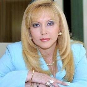 Descansa en paz Roxana Canedo. Figura indiscutible del periodismo televisivo; marcó una época. Trabajé con ella en Buenos Dias Perú en 1997 tras retornar de Bolivia. Periodista intensa, fundadora de Panorama, perfeccionista con estilo propio. La noticia la dio su hija Vanessa.