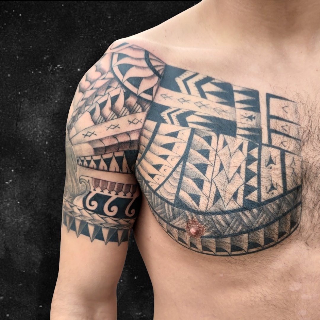 atk_ink's tweet photo. Composition Épaule/Pec Polynésien réalisé en Freehand (main levée) 

#tattoo https://t.co/eAGrKB9DNy