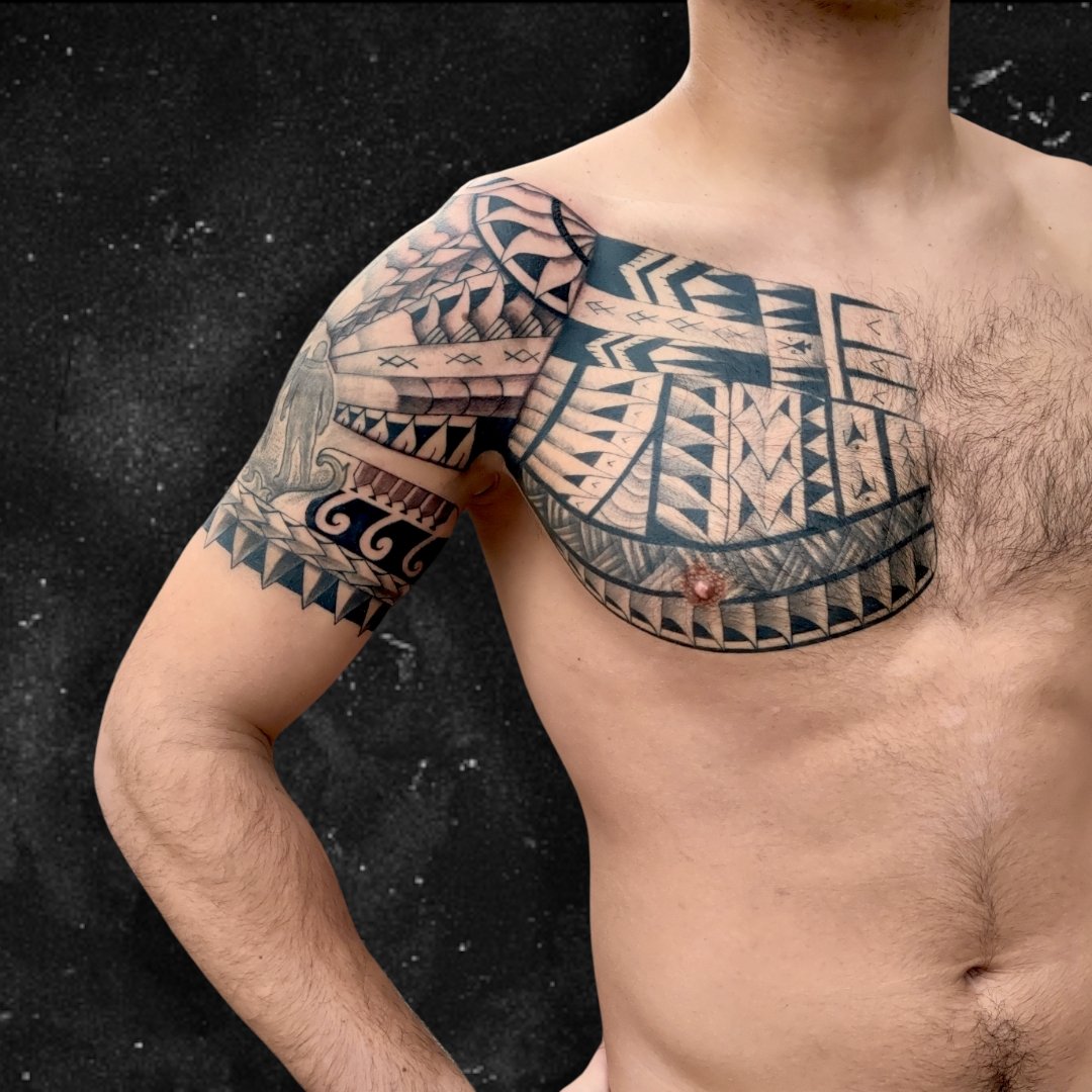 atk_ink's tweet photo. Composition Épaule/Pec Polynésien réalisé en Freehand (main levée) 

#tattoo https://t.co/eAGrKB9DNy