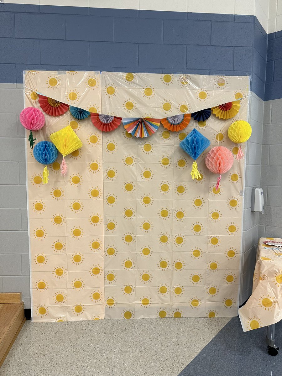 MarlenePrice94's tweet photo. So excited to welcome our teachers and staff back tomorrow! Weβre going to have a BRIGHT year @Wellington_Elem ! #wesroars #shinebright #oneLISD #betheone https://t.co/qlI5EyykIE