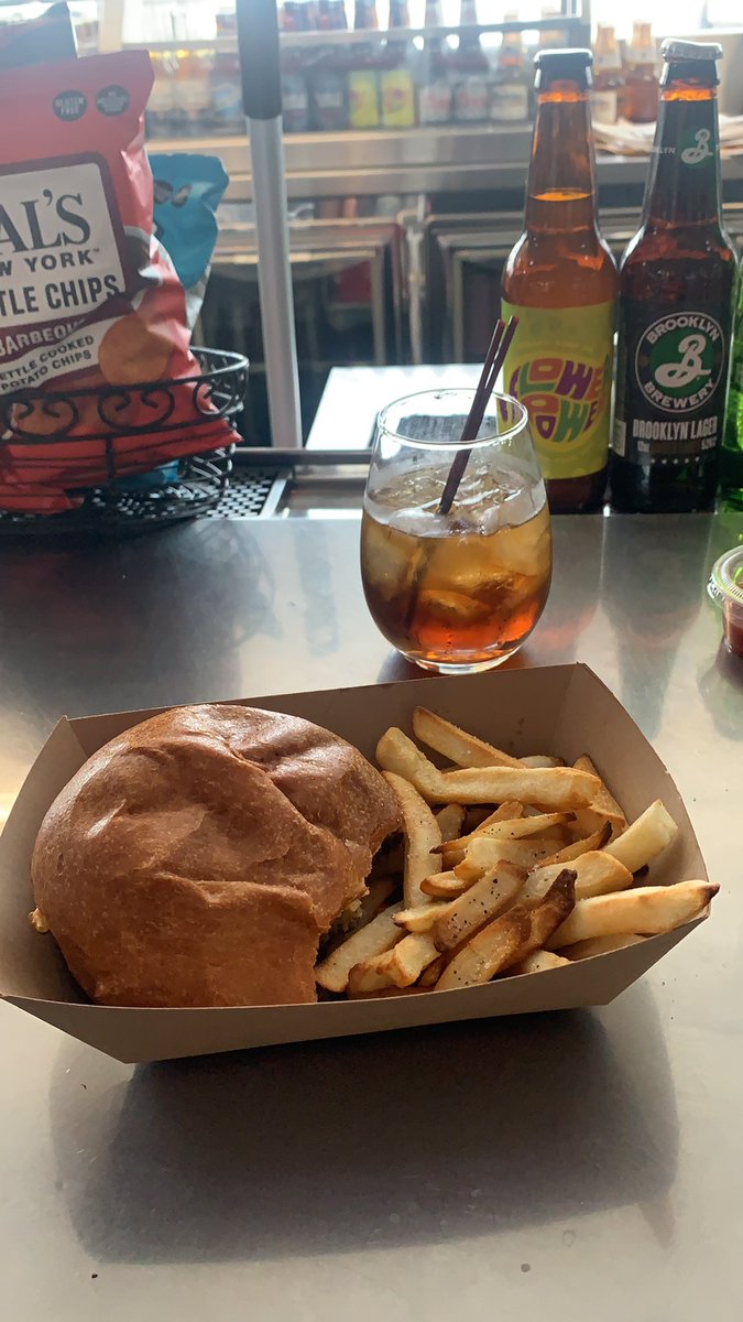 VesperMitty's tweet photo. Made it with just enough time for a shitty airport burger and yet another cocktail. Onto DFW. https://t.co/zlNDjPhFl3