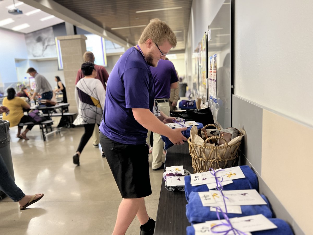 MarbleFallsISD's tweet photo. Our community came together to show love and support to our new teachers and staff. The display of our strong community foundation is the perfect way to kick off the year for our new Mustangs.
Be sure to welcome our newcomers and show them what it means to be part of MFISD! https://t.co/r543uOUuDI