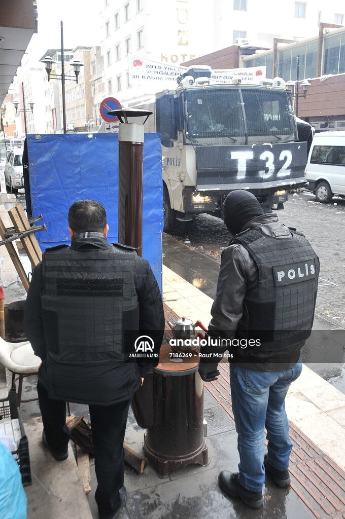 yzbprice_'s tweet photo. O efsane fotoğrafın diğer açıları. Çay, kestane ve kedi. https://t.co/3EVEEDUAU1