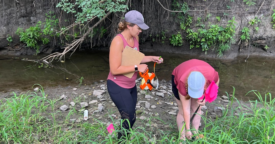 SEPSchools's tweet photo. Our ELC provides amazingly unique opportunities for our students & teachers! At this week's summer workshop, teachers are getting their hands dirty learning about the Camp Creek watershed, prairie, birds & pond life! Thanks @MetroWaste & @DrakeUniversity for your partnerships! https://t.co/gedcFZfMKZ